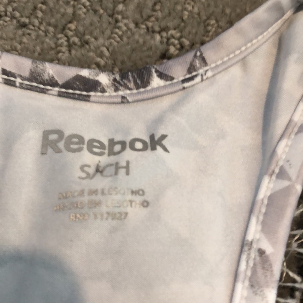 Two workout tanks - Picture 6 of 7